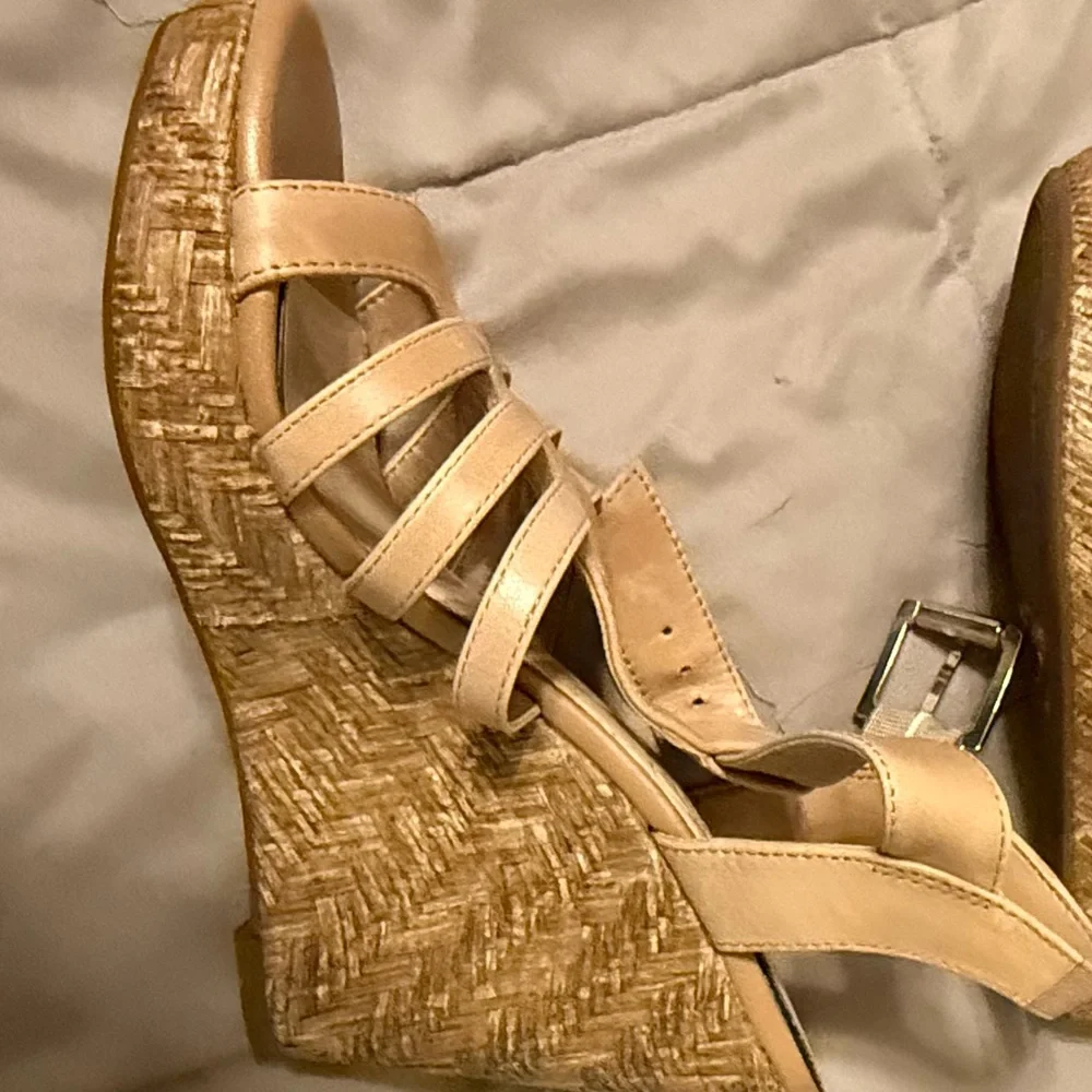Jessica Simpson Jenna nude gladiator style platform wedge sandals EUC 7.5